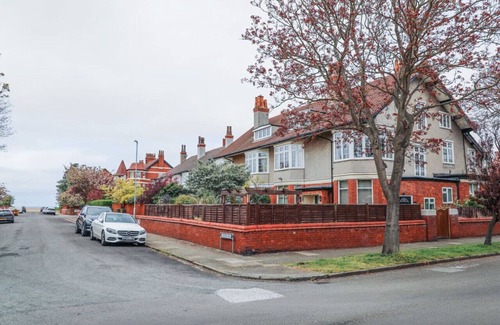 Hoylake House | Stylishly decorated 3 bed home close to the sea
