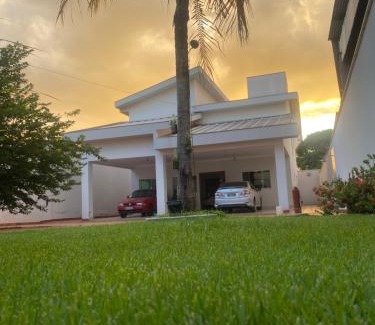 Goiania House | Suíte com janela para o jardim