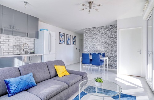 Stains Apartment | Sublime apartment with balcony, free parking near CDG and Stade de France
