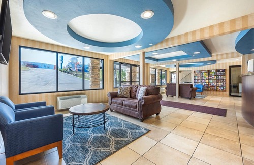 Branson Theater District Hotel | Suburban Studios Branson On The Strip