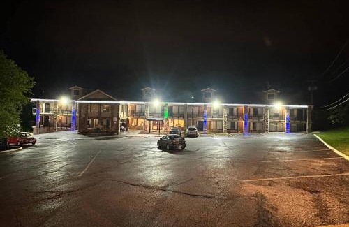Branson Theater District Hotel | Suburban Studios Branson On The Strip