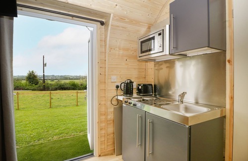 Cross Cottage | SUFFOLK, pet friendly, with hot tub in Axbridge