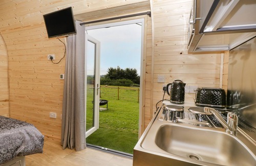 Cross Cottage | SUFFOLK, pet friendly, with hot tub in Axbridge