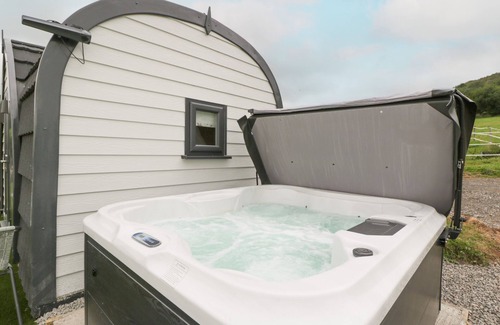 Cross Cottage | SUFFOLK, pet friendly, with hot tub in Axbridge