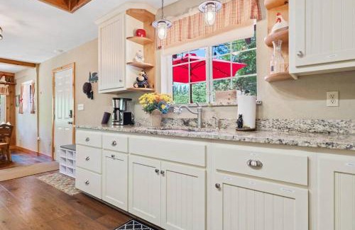 Sugar Pine House | Sugar Pine cabin in the woods King bed Fire pit