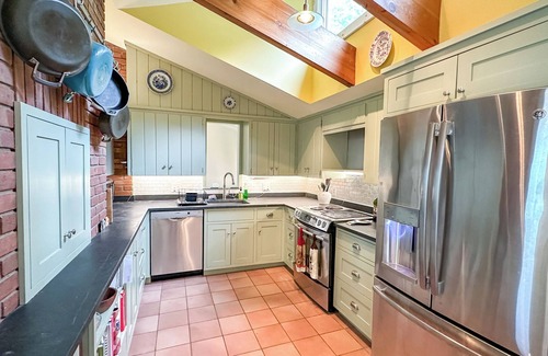 Warren House | Sugarbush Vista - 4000sq. ft. Estate with Hot Tub & Mountain Views