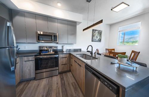 Sugar House Apartment | Sugarhouse! Mountain View 3BR, 2BA Gym, Parking