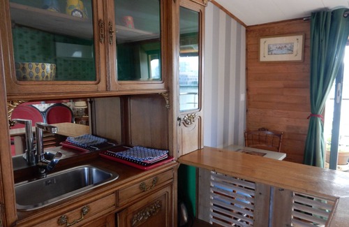 Bassins a Flot Boat Rental | Suite "1900"