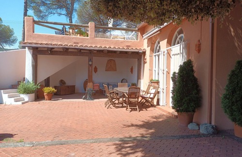 Argentona House | SUITE B&B, PRIVATE 2 BEDROOMS LIVING ROOM AND POOL NO KITCHEN