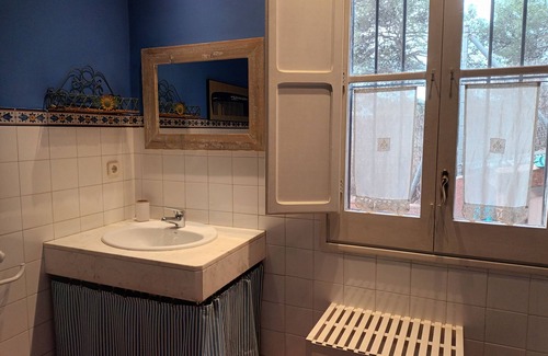 Argentona House | SUITE B&B, PRIVATE 2 BEDROOMS LIVING ROOM AND POOL NO KITCHEN