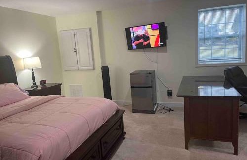 Bowie House | SUITE B - Private Cozy, Spacious Suite with Private Bathroom