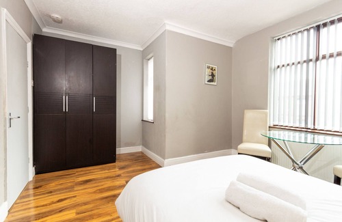 St Helens Bed & Breakfast | Suite D: Large Private Room in St Helens