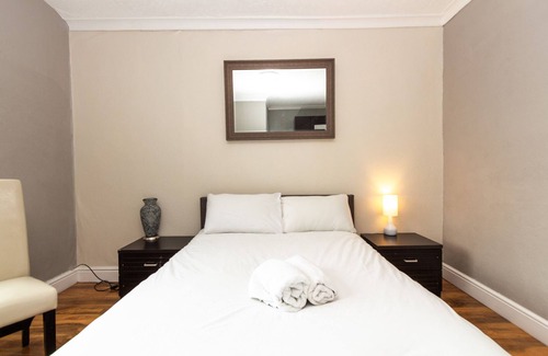 St Helens Bed & Breakfast | Suite D: Large Private Room in St Helens