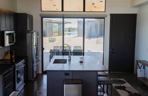 Quincy House | Suite Home @ Cave B - 2BR - Walk to the Gorge