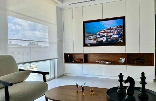 Acre Apartment | Suite In White