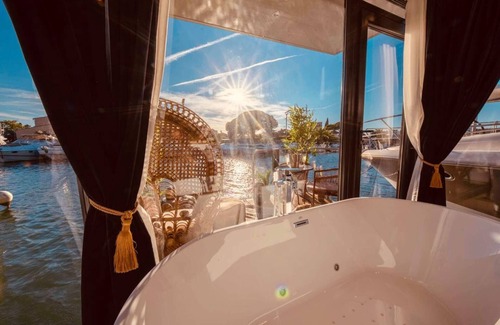 Frejus Plage Boat Rental | Suite "Mille et Une Nuits" sur l'eau avec Jacuzzi (Port Fréjus)