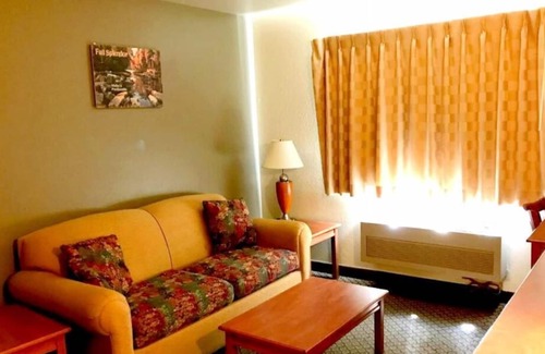 Kellogg Apartment | Suite Non-Smoking Queens at FairBridge Inn & Suites Kellogg