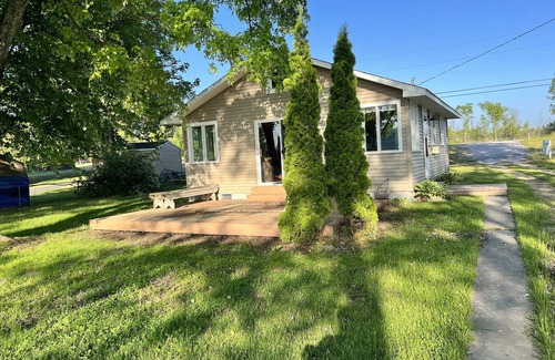 Alpena Cottage | "Summer Breeze" Cottage on Alpena's Long Lake - Prime location on the Sandies!