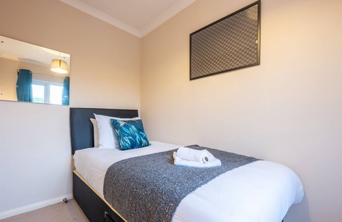Bradley Stoke House | Summer Close by Tŷ SA
