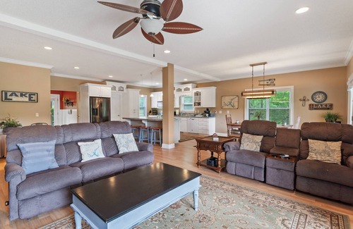 Eatonton House | Summer Fun in Lakeside Luxury: Spacious Home, Pet-Friendly, Near Attractions + Hiking