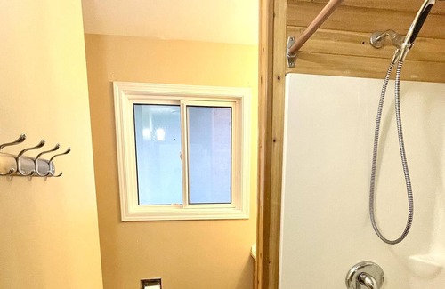 Celista House | Summer Haven - Semi-Waterfront - Shuswap Vacations & Sledding Accommodation