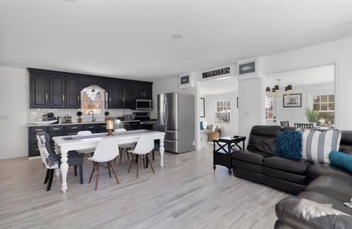 Snug Harbor House | Summer Rental -4 Minutes to East Matunuck Beach. Walk to Matunuck Oyster Bar