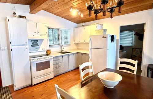 South Bruce Peninsula Cabin | Summer Side of Life – Classic Lakefront Escape