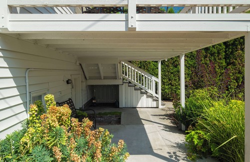 Mann House | SummerHouse Guest Suite | Central| Yard| workspace