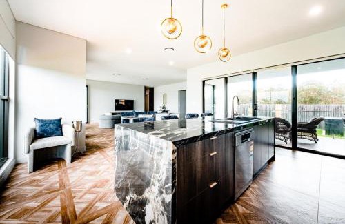 Diamond Beach House | Summerland 8