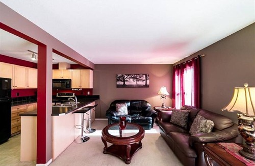 Ellerslie House | SUMMERSIDE 3 BEDROOM TOWNHOUSE WITH FREE PARKING