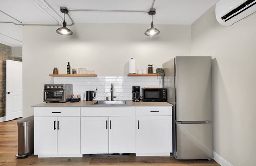 Mount Shasta Hotel | Summit Lofts+Brick walls+King Suite+Mt Shasta(101)