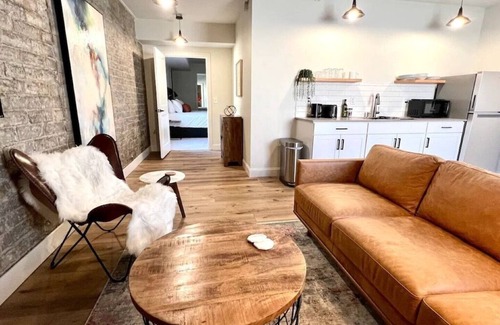 Mount Shasta Hotel | Summit Lofts+Brick walls+King Suite+Mt Shasta(101)