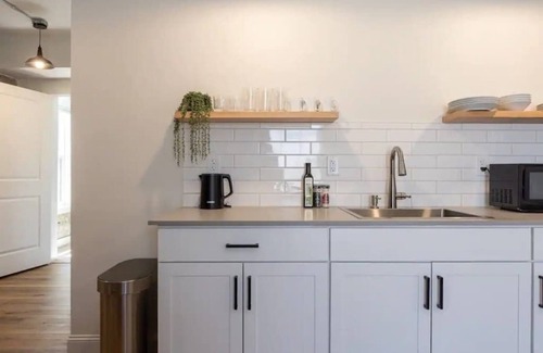 Mount Shasta Hotel | Summit Lofts+Brick walls+King Suite+Mt Shasta(101)