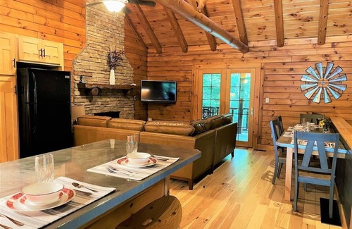 Logan Cabin | Summit Point - Cozy & Secluded Getaway - Heart of Hocking Hills