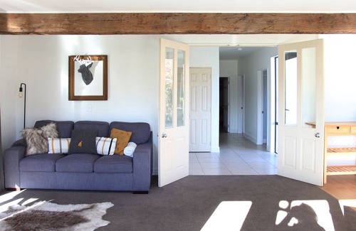 Kelvin Heights Apartment | Sun drenched lakeside harbor