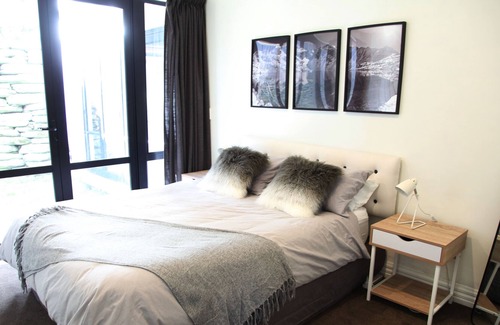Kelvin Heights Apartment | Sun drenched lakeside harbor