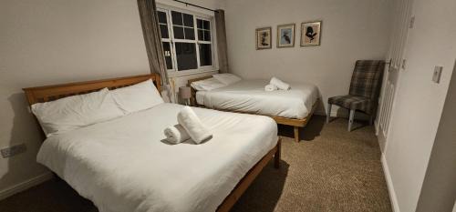 Stockton-on-Tees House | Sun Gardens Retreat- can sleep 10 with 4 Double Beds & 2 sofa beds