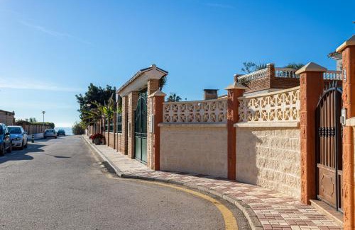 Velez-Malaga Villa | Sun, Relax, Climatized Pool & Steps to the Beach by Mellow
