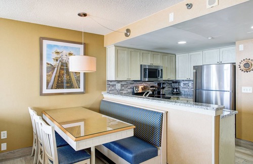Northeast Virginia Beach Resort | Sun, Sand, and Surf! 2 Great Units with Full Kitchen, Oceanfront, Pool