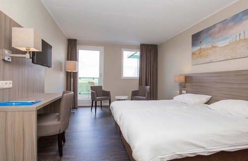 Callantsoog Hotel | Sun, Sand & Swings | Soothing Escape w/Golf, Pool & Beach Minutes Away