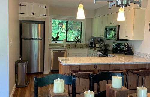 Lincoln House | Sun Soaked Mountain Views, Pool & Spa