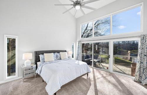 Mayhew House | Sun Up Sun Down by AvantStay Pool w Waterfall