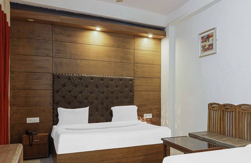 The Mall Road Hotel | Sun Village Resort By GRB