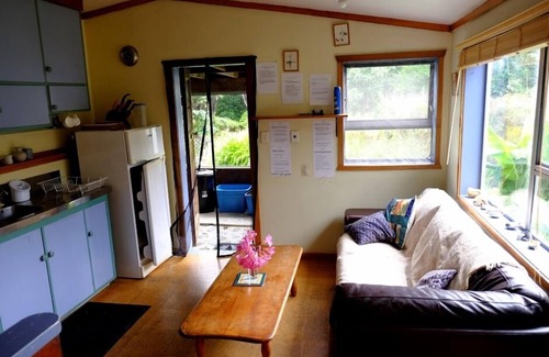 Okupu Cottage | Sunbeam Sanctuary - Rose Cottage budget accommodation