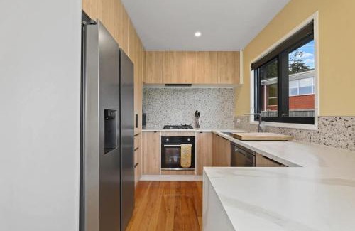 Springfield House | Sundrenched 70's