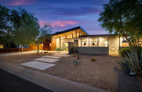 Peaceful Valley House | Sundrenched by AvantStay Pool Mins to Old Town