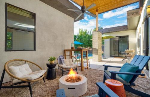 Peaceful Valley House | Sundrenched by AvantStay Pool Mins to Old Town