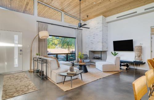 Peaceful Valley House | Sundrenched by AvantStay Pool Mins to Old Town