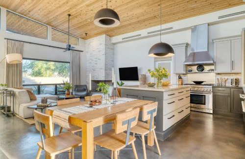 Peaceful Valley House | Sundrenched by AvantStay Pool Mins to Old Town