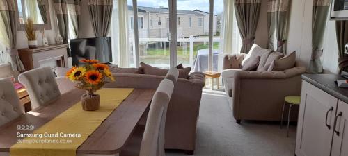 Skegness House | Sunflower 3 Bedroom Mini Lodge at Southview Holiday Park Skegness